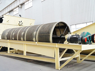 其包括底座、激振裝置、機(jī)架及設(shè)于 機(jī)架上的復(fù)數(shù)個(gè)篩分滾筒、料斗、驅(qū)動(dòng)裝置、復(fù)數(shù)個(gè)輸送裝置