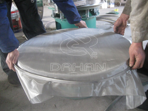 振動篩分機(jī)鋪網(wǎng)